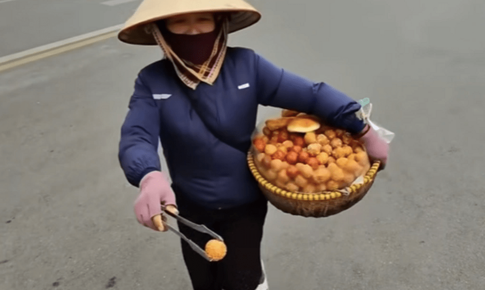 Khách du lịch mua 11 chiếc bánh rán 420.000 đồng trên phố Hà Nội: Công an vào cuộc