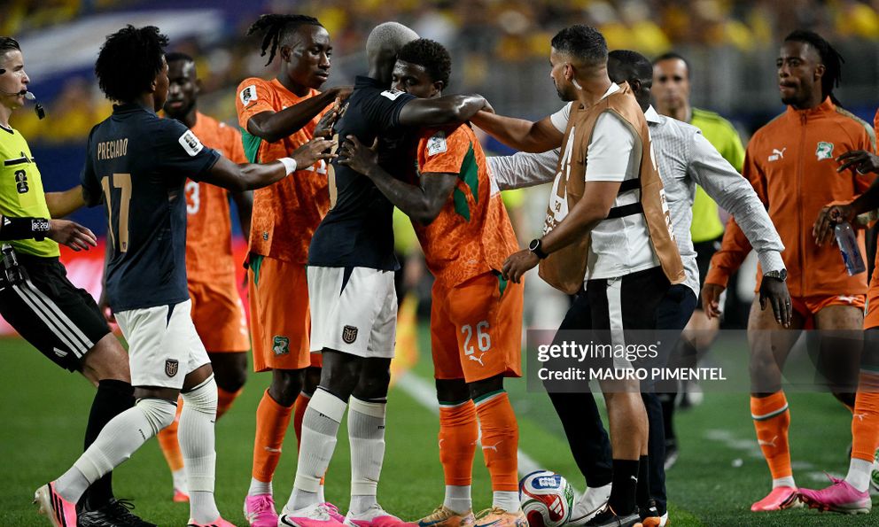 World Cup 2026: Va chạm tưởng đánh nhau, cầu thủ gây bất ngờ khi... ôm lấy đối thủ