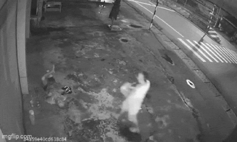 Đang ngủ trên vỉa hè, ông lão bán vé số bị thanh niên lấy đá đập vào đầu: Nguyên nhân gây phẫn nộ