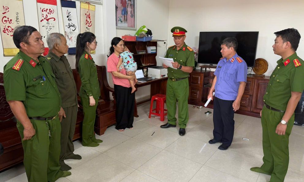 Thi hành lệnh khám xét và khởi tố nguyên kế toán trưởng Mai Thị Dung