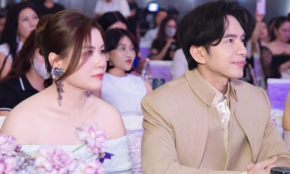 Đan Trường sánh vai vợ cũ - doanh nhân Thủy Tiên đi dự sự kiện làm đẹp