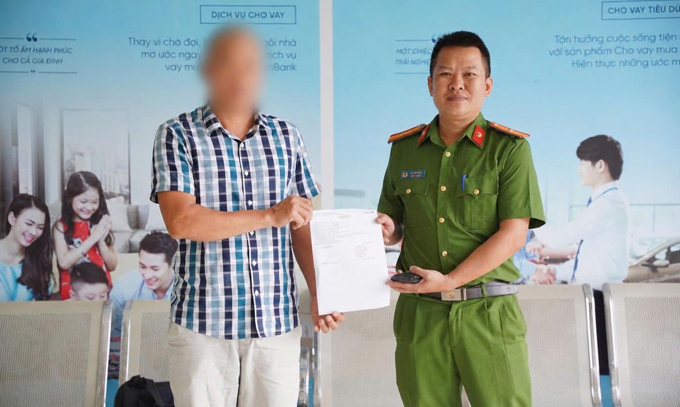 Công an xác minh giao dịch chuyển khoản gần 500 triệu đồng trong một tài khoản ngân hàng