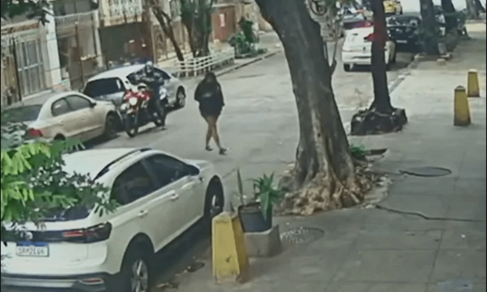 Chỉ đi thêm một bước, người phụ nữ đột ngột biến mất trước mắt mọi người: Đoạn clip ghi lại gây ám ảnh!