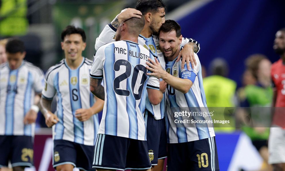 Từ pha nhả bóng đầy tinh tế đến màn dạt người kỳ lạ: Cả Argentina đang dốc sức cho huyền thoại Messi