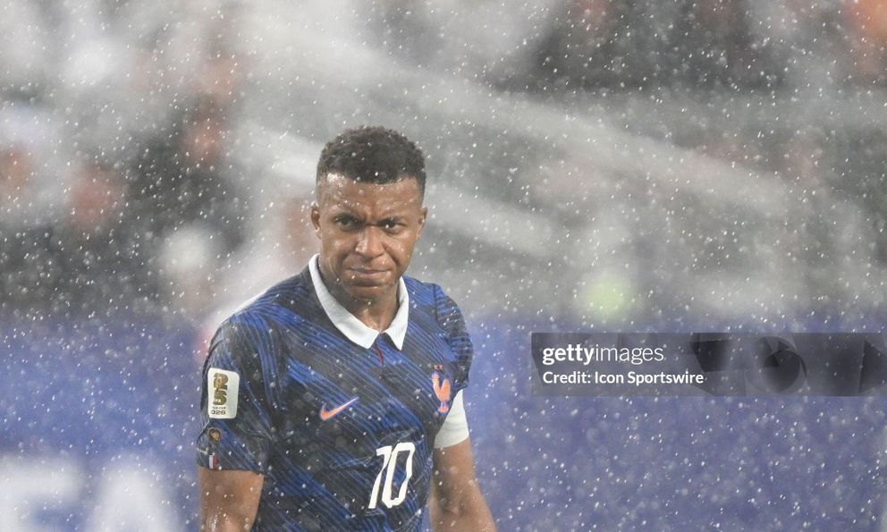 Mbappe gây sốt với màn “giám sát” lau sân trước hiệp hai trận đại thắng Iraq