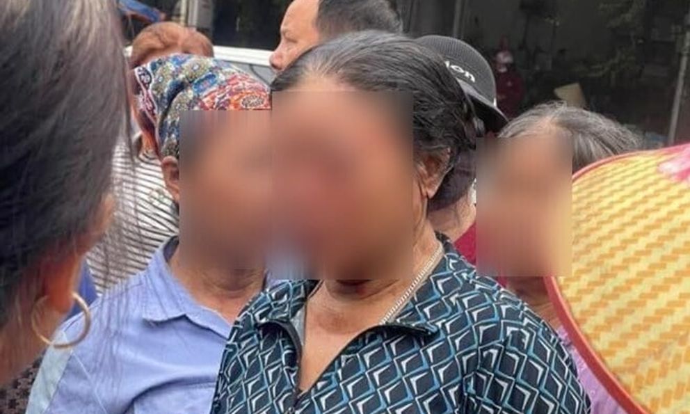 Người phụ nữ bán rau bị xịt nước áp lực cao vào mặt: Tình hình sức khỏe mới nhất