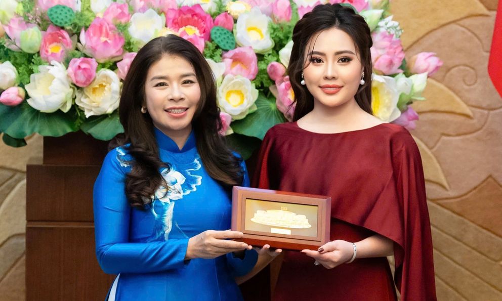 Hoa hậu Phan Kim Oanh và dàn thí sinh Miss Multicultural World 2026 thăm quan Nhà Quốc hội