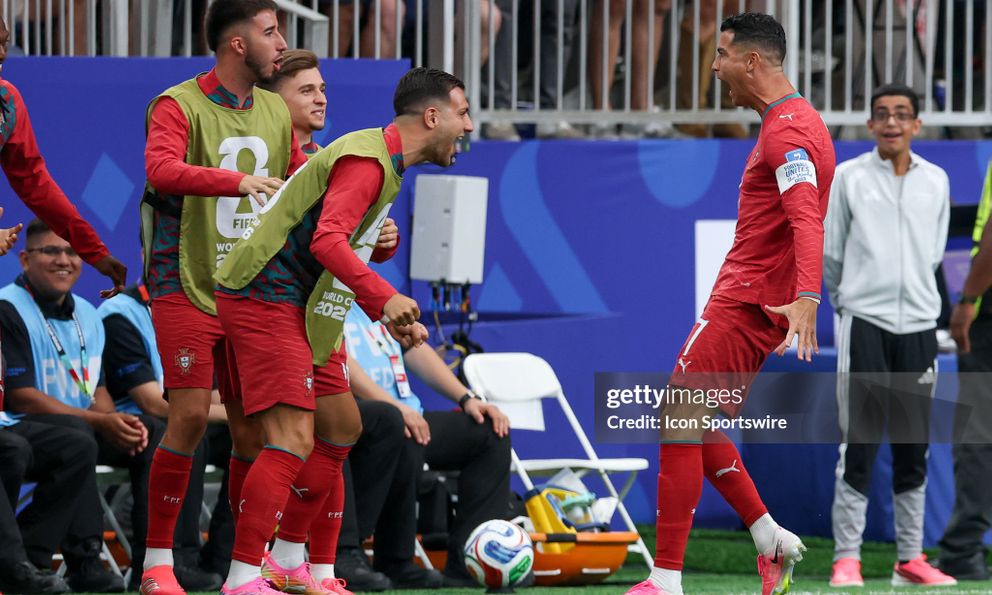 Ronaldo bỏ màn “siuuu”, chọn ôm cả băng ghế dự bị