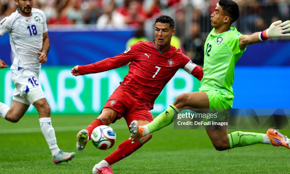Tinh quái như Ronaldo: Đi bộ cả trận vẫn liên tục làm khổ thủ môn Uzbekistan