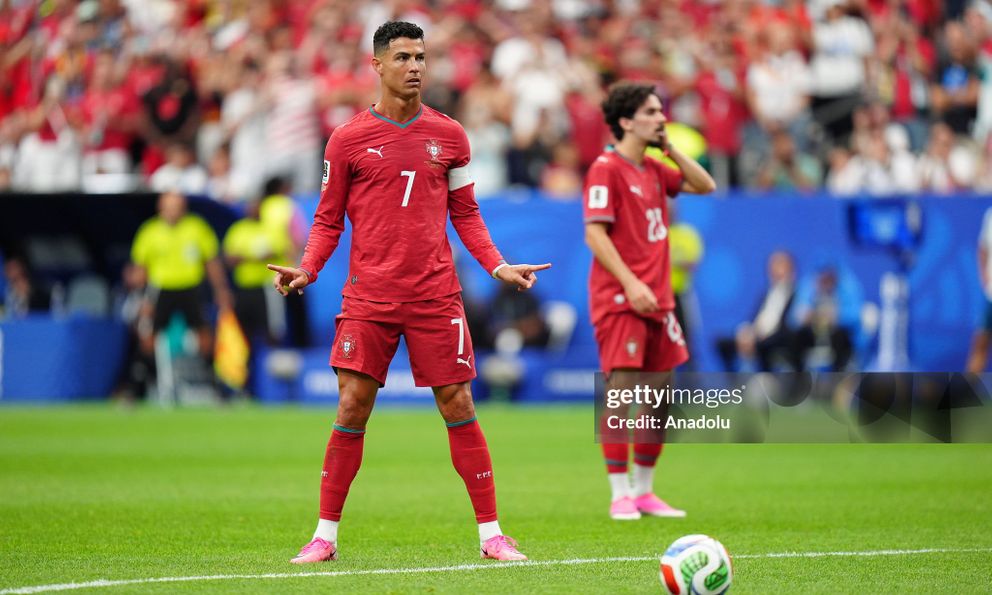 Ronaldo và 2 pha đá phạt dậy sóng World Cup: Khi CR7 không chạm bóng vẫn làm đối thủ 