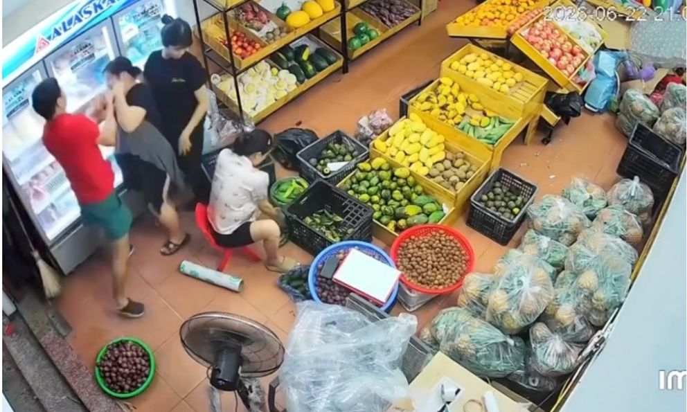 Vụ hành hung người phụ nữ mang thai ở cửa hàng hoa quả: Xác định nguồn cơn