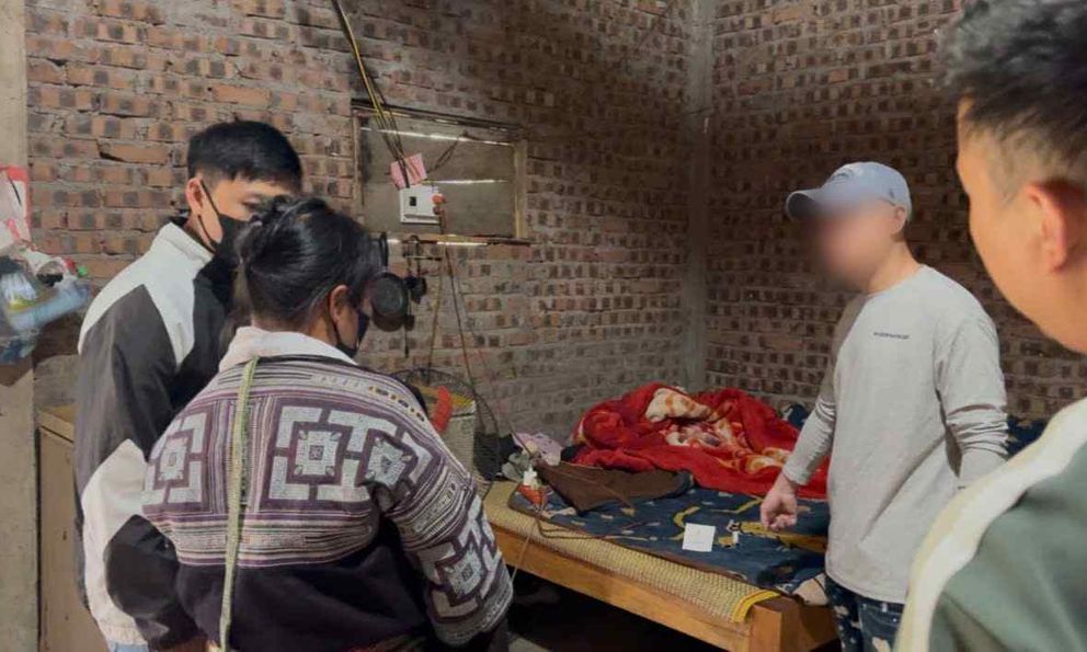 Thu mẫu tóc con gái đi giám định, công an bắt cả 2 mẹ con 