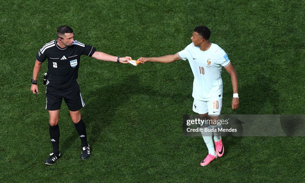 Viral khoảnh khắc Mbappe điềm nhiên nhờ trọng tài 