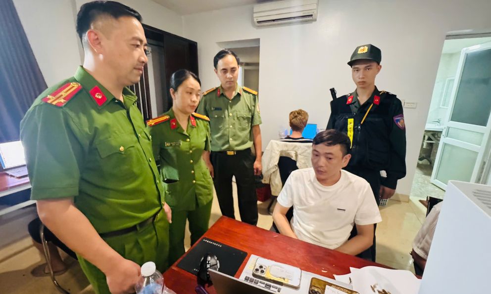 Trinh sát đột nhập kiểm tra 1 khách sạn, bắt toàn bộ 19 người, thu nhiều tang vật