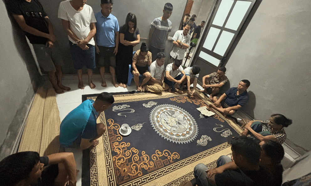 Công an kiểm tra nhà Diệp Thị Sáu 43 tuổi, tạm giữ 21 đối tượng 