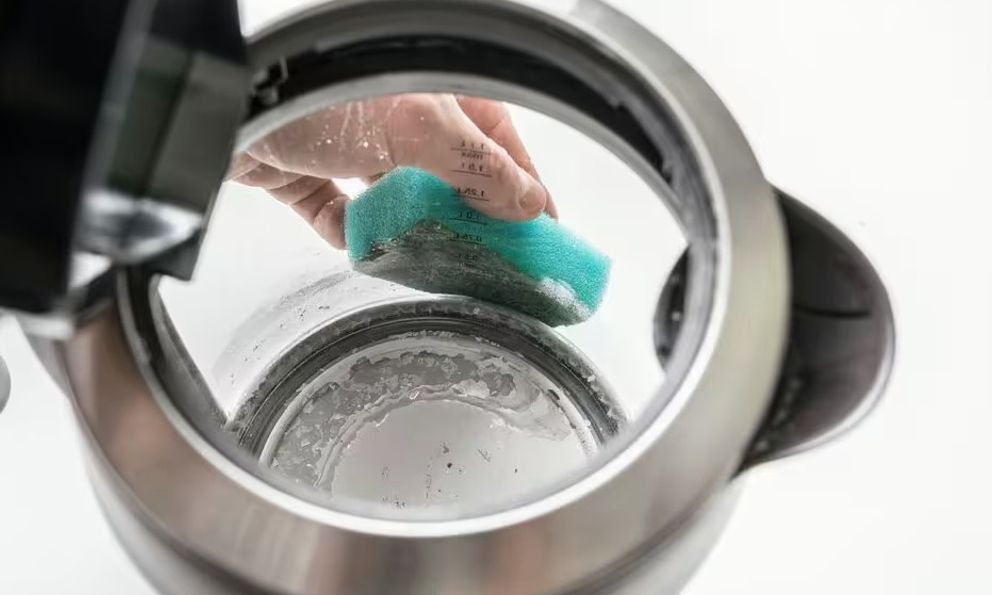 Ấm siêu tốc bẩn đến mấy cũng sạch bong nhờ 2 nguyên liệu rẻ tiền ai cũng có 