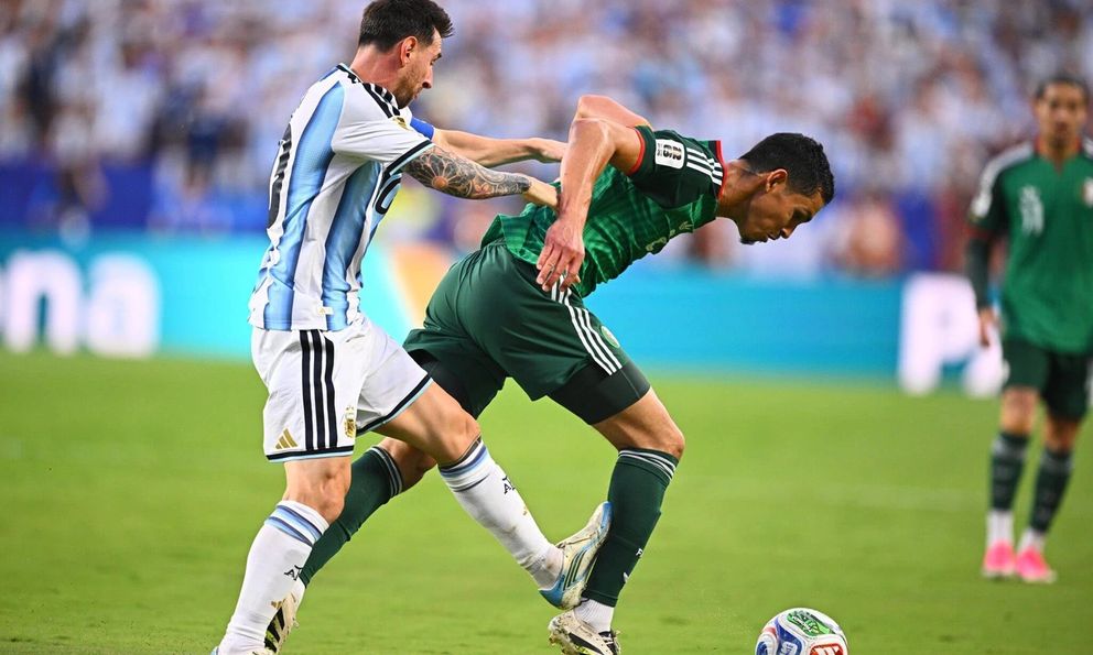 Tranh cãi nảy lửa tại World Cup: Cùng đạp chân đối phương, người khác thẻ đỏ nhưng Messi thì không