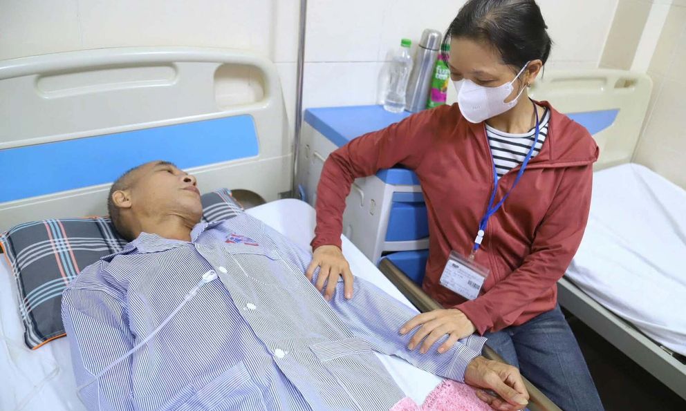 Chồng vay mượn khắp nơi để chữa ung thư cho vợ, nợ chưa trả hết đã bàng hoàng nhận tin dữ