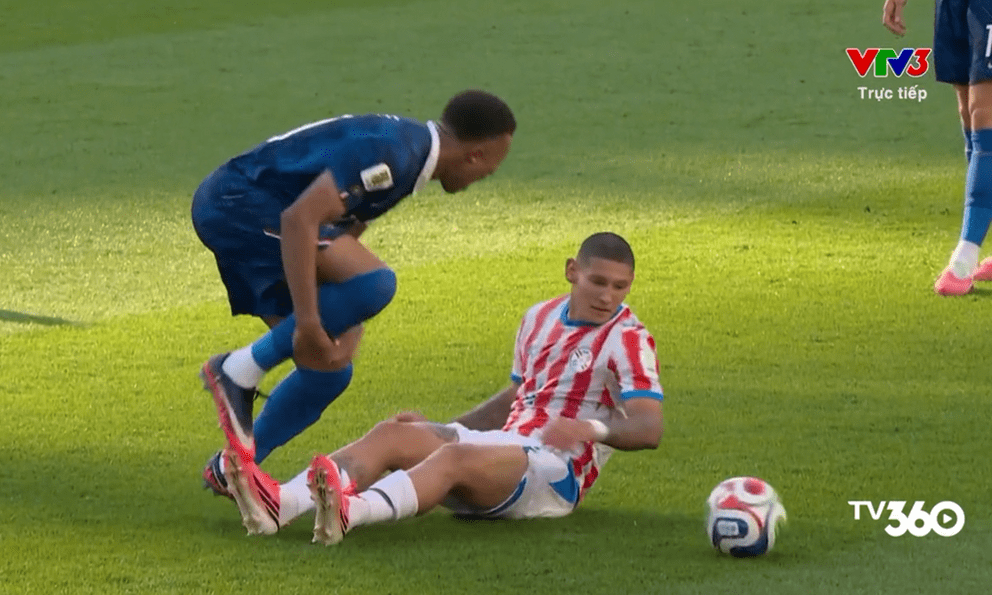 Mbappe tinh quái bẫy cầu thủ Paraguay, tái hiện scandal lịch sử của David Beckham