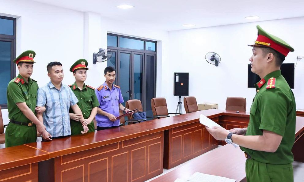 Nóng: Lệnh giữ khẩn cấp giáo viên Nguyễn Hà Duy trong vụ 147 điểm 10 môn Toán 