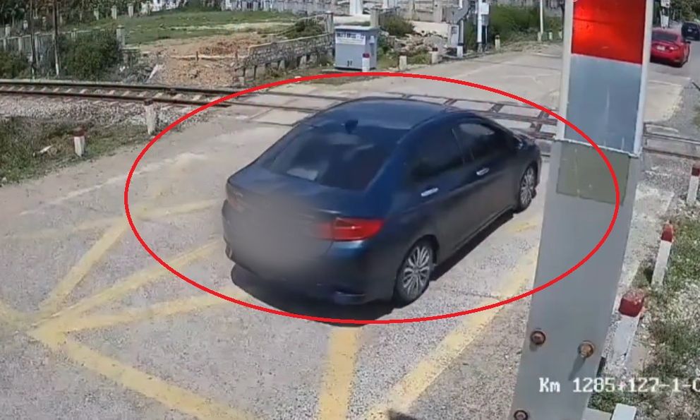 Lái ô tô vượt đường ngang khi đèn đỏ đã bật, nữ tài xế khai gì?