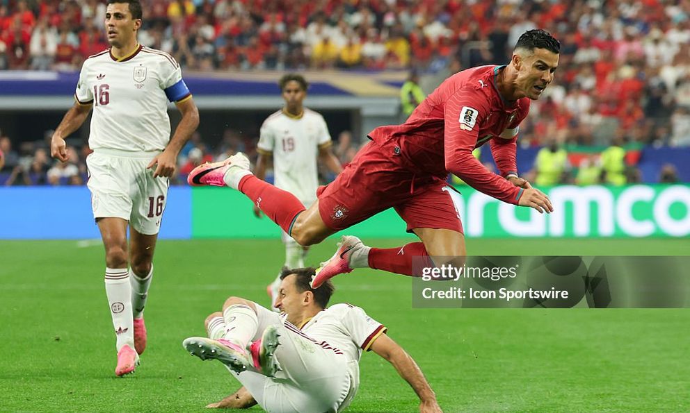 Nhận điểm số thấp gần nhất đội, Ronaldo “tội nghiệp” ra sao trong ngày chia tay World Cup?