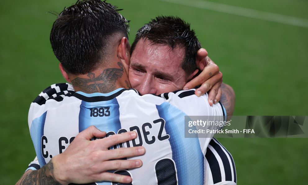 Messi khóc nức nở trong ngày cùng Argentina tạo nên cuộc ngược dòng thần thánh