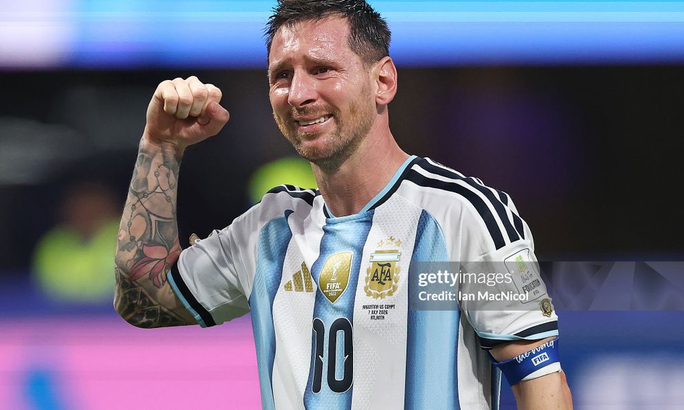 Trọng tài thiên vị trắng trợn Messi, nhưng vị thần bóng đá sẽ tha thứ cho tất cả!