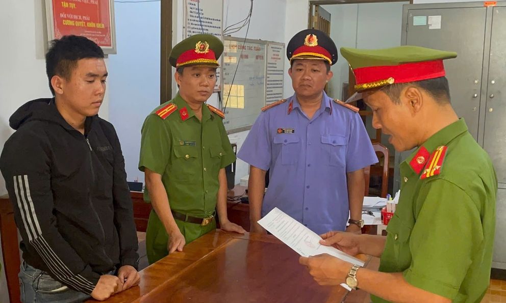 Thi hành lệnh bắt tạm giam một thủ kho SN 2004