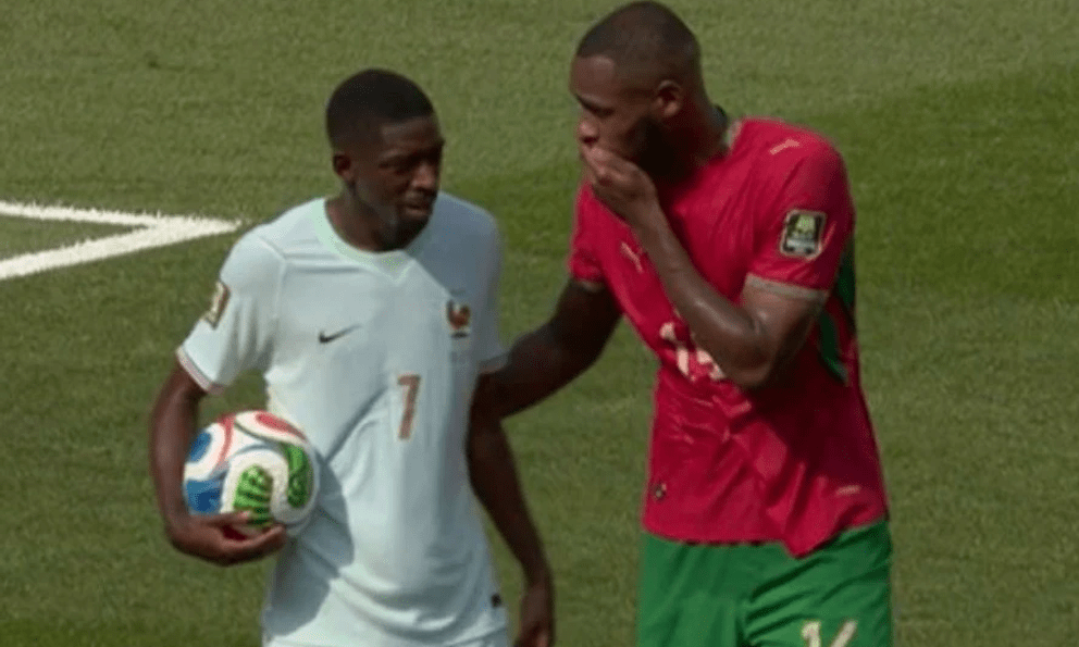 FIFA lại làm dư luận dậy sóng: Cầu thủ Maroc dùng tay che miệng nói với Dembele nhưng thoát thẻ đỏ