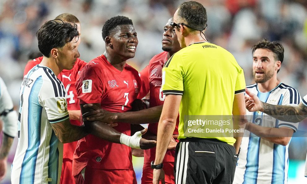 VAR khiến tiền đạo Thụy Sĩ dính bi kịch ở World Cup, bật khóc sau quyết định của trọng tài