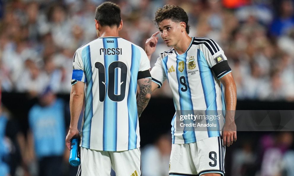 Phóng viên nhắc tên đàn em vừa ghi bàn, Messi lập tức nói: 