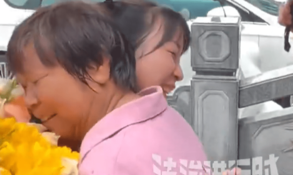 Bị lạc người thân năm 2 tuổi, 35 năm sau người phụ nữ bất ngờ phát hiện gia đình sống ở bên kia đường