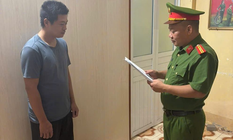 Quyết định khởi tố Lương Văn Hải - đối tượng cởi trần vào trụ sở xã đập phá