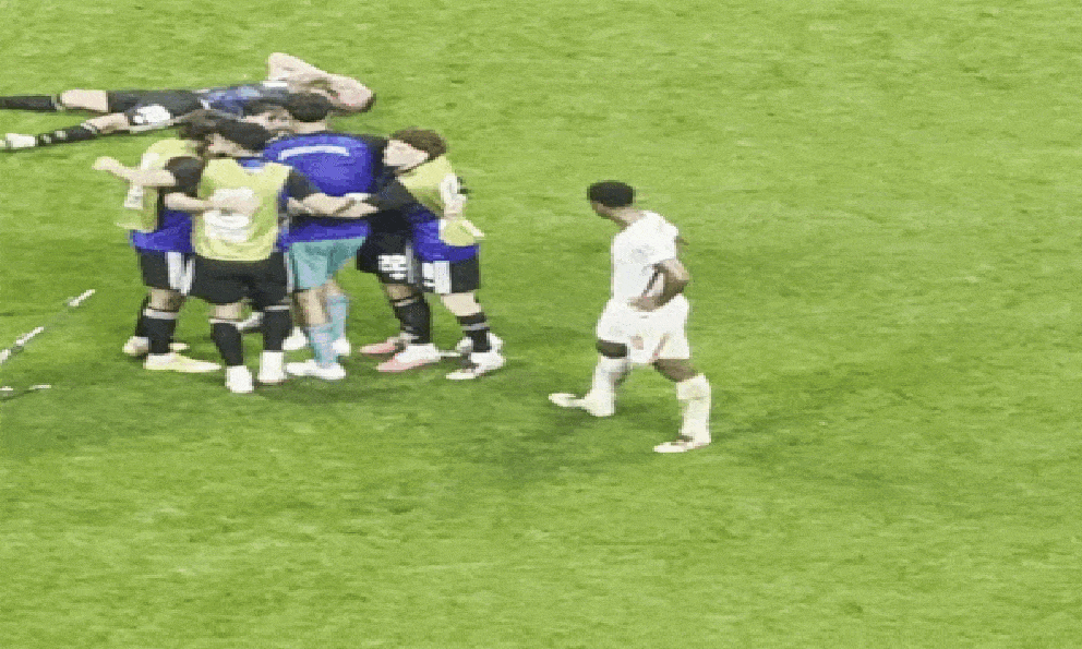 Cay cú vì thua trận, Bellingham đánh vào đầu cầu thủ Argentina