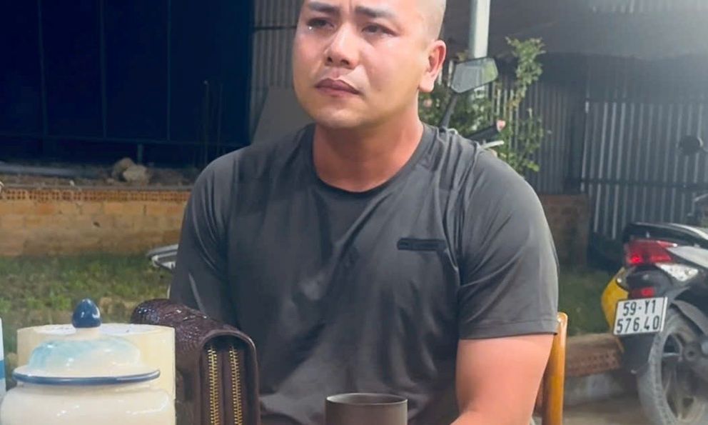 Nguyễn Duy Long SN 1988 ra đầu thú