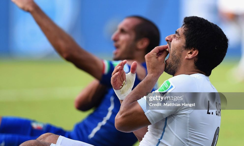 Vụ cắn người rúng động World Cup: FIFA tuyên án cực nặng, siêu sao Nam Mỹ mang tiếng xấu suốt sự nghiệp