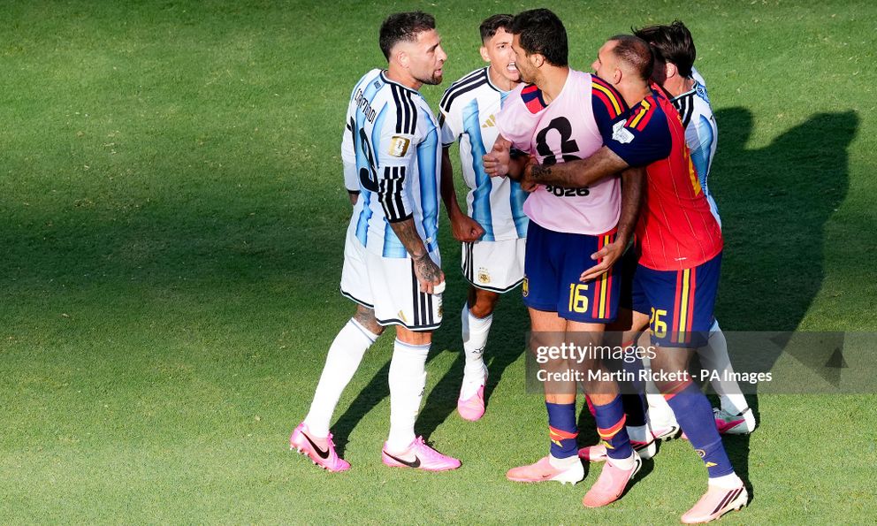 Cầu thủ Argentina trách móc sao Tây Ban Nha: Bớt nói đi đồ ngốc, than phiền với trọng tài lắm thế!