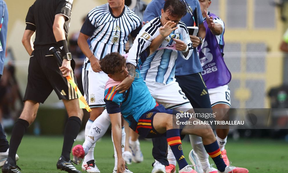 Cầu thủ Argentina hành hung đối thủ Tây Ban Nha, nhận thẻ đỏ khi trận đấu đã... kết thúc