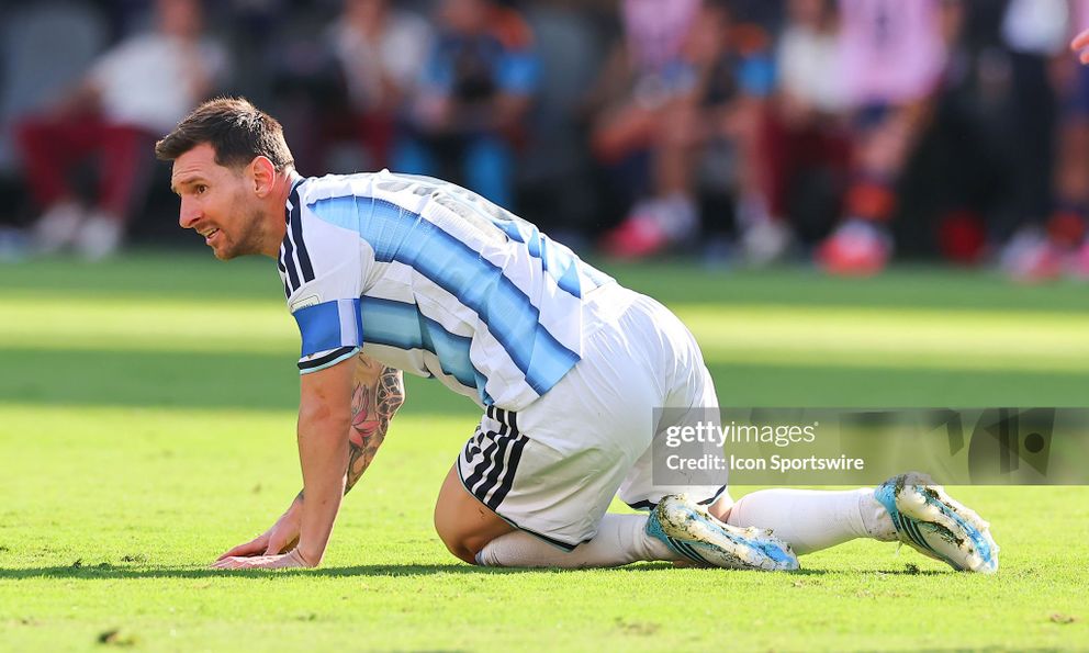 Thua chung kết World Cup, Messi không bay về Argentina