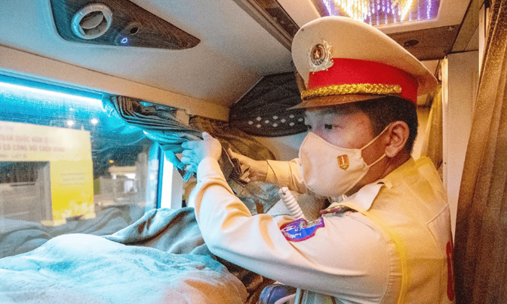 Sau nhiều tai nạn, cảnh sát giao thông kiểm tra loạt xe khách, tài xế không tìm thấy dụng cụ an toàn
