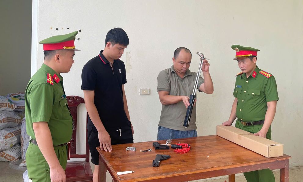 Khám xét nơi ở của TikToker Đỗ Mạnh Tùng SN 1987, công an thu giữ kho hàng 
