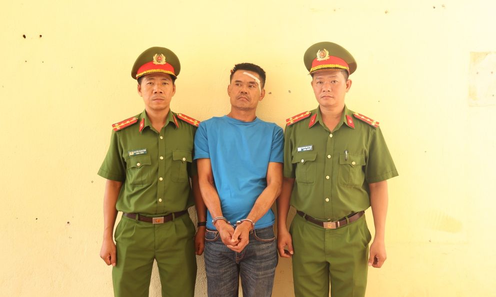 Khống chế, bắt khẩn cấp đối tượng chém bị thương 2 cảnh sát khu vực