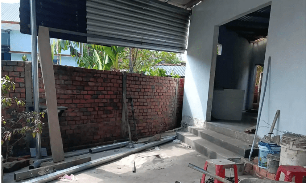 Chồng bị điện giật trên mái tôn, vợ lao vào cứu, con trai hô hoán tìm trợ giúp nhưng không kịp 