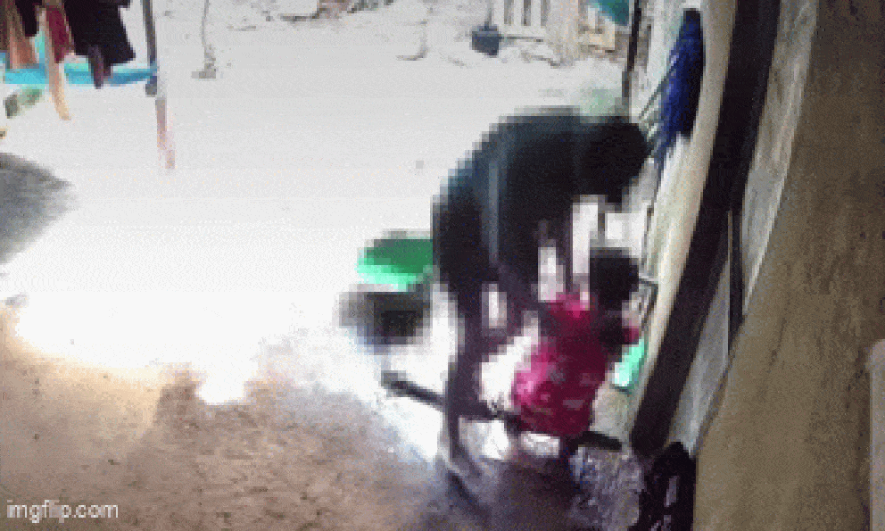 Bị người đàn ông kéo, ôm phía sau, bé gái la hét 