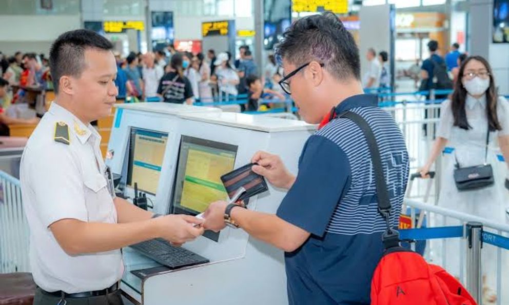 Từ 2/8, người Việt Nam xuất, nhập cảnh tại cửa khẩu sân bay Nội Bài cần chú ý 1 thay đổi