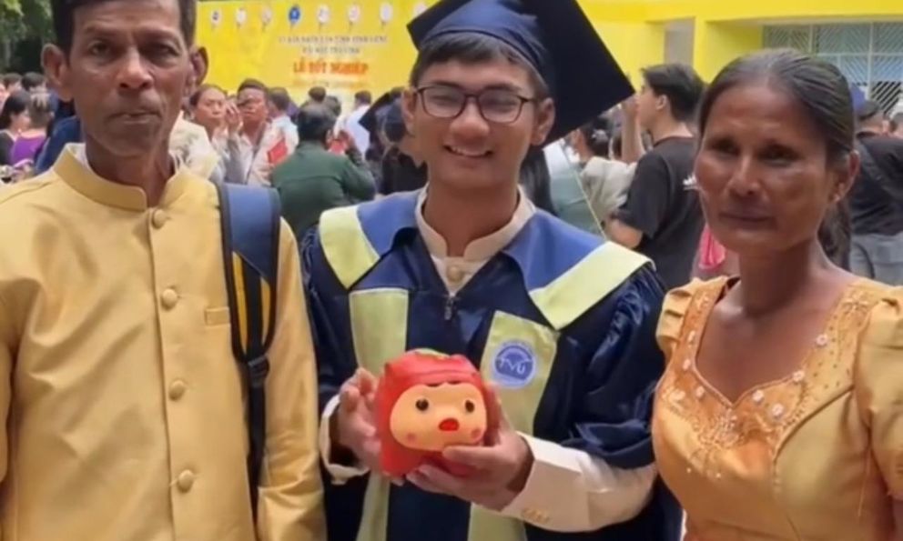 Dự lễ tốt nghiệp của con trai, đôi vợ chồng nghèo ngỡ ngàng khi con mang ra một thứ