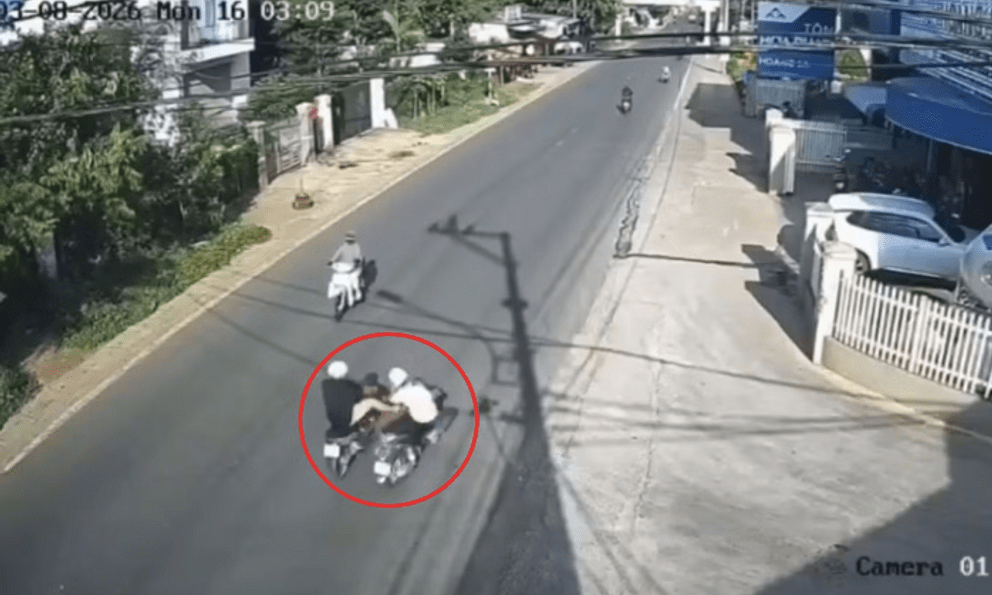 Bị bạn trai của vợ cũ đạp ngã khi đang chạy xe máy trên đường: Đã rõ nguyên nhân 