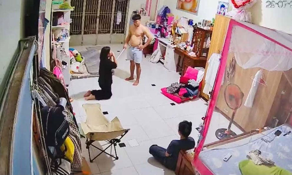 Danh tính gã đàn ông đánh đập con gái của nhân tình, bắt quỳ gối xuyên đêm