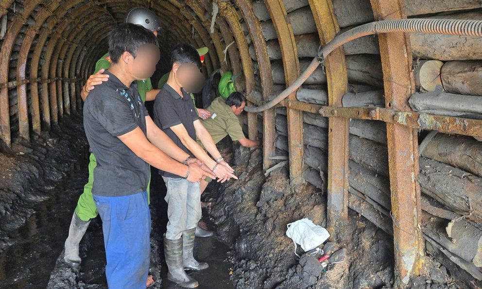 Công an kiểm tra một mỏ than: Bắt khẩn cấp 2 công nhân